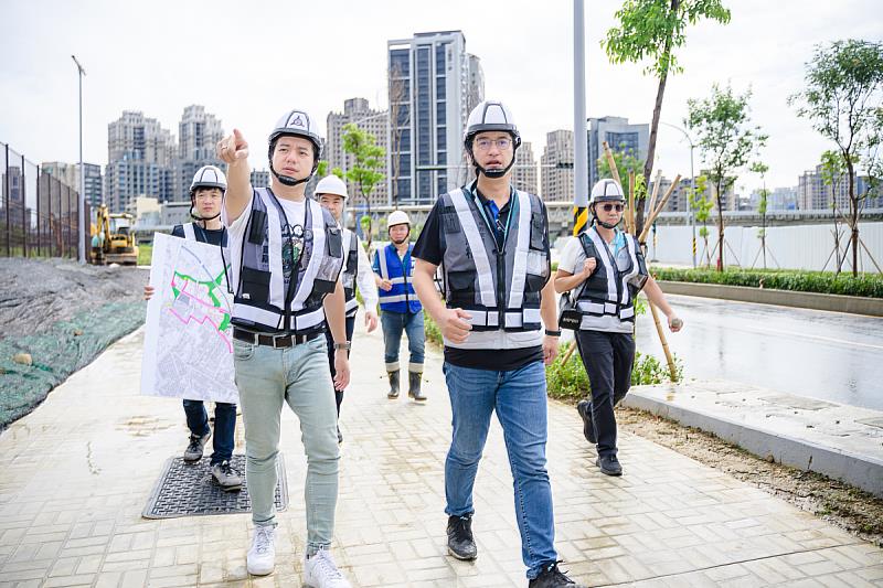 邱臣遠代理市長視察已通車之關新路延伸段。