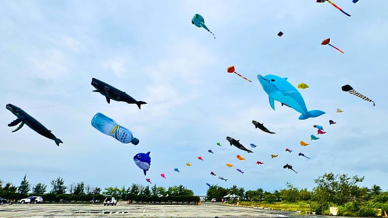 兩層樓高的「台塩海洋鹼性離子水」風箏，將在七股鹽山風箏嘉年華獨家亮相，提醒遊客炎夏別忘補充好水。