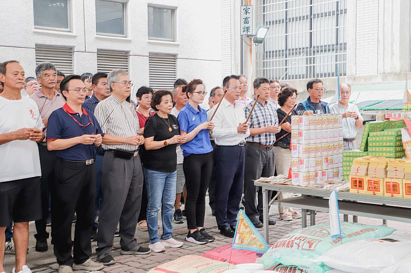 嘉義縣政府拜中元,翁章梁縣長祭祀「獸魂碑」-5