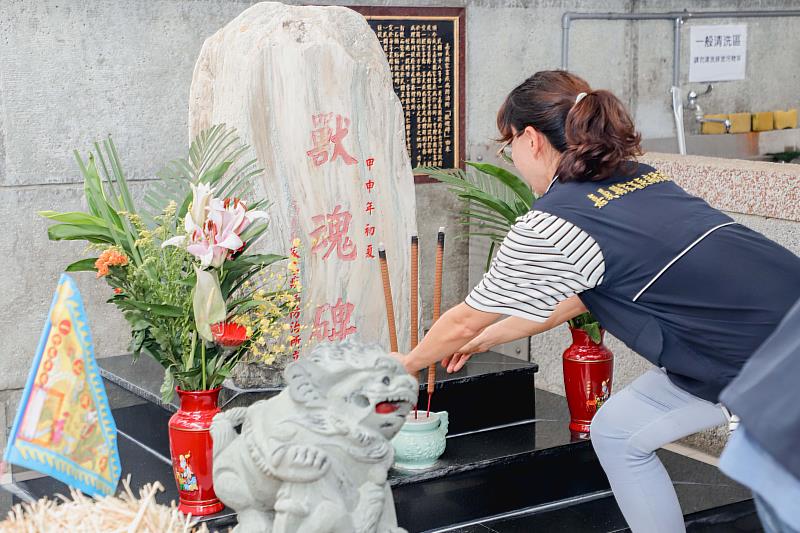 嘉義縣政府拜中元，翁章梁縣長祭祀「獸魂碑」-1