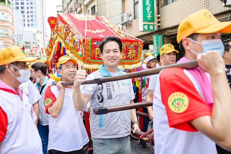 竹塹中元城隍祭遶境賑孤邱臣遠代理市長扶轎同行。