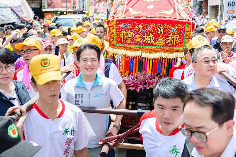 竹塹中元城隍祭遶境賑孤邱臣遠代理市長扶轎同行。