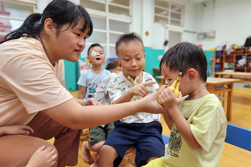 幼童對水果實體進行觸摸聞嗅