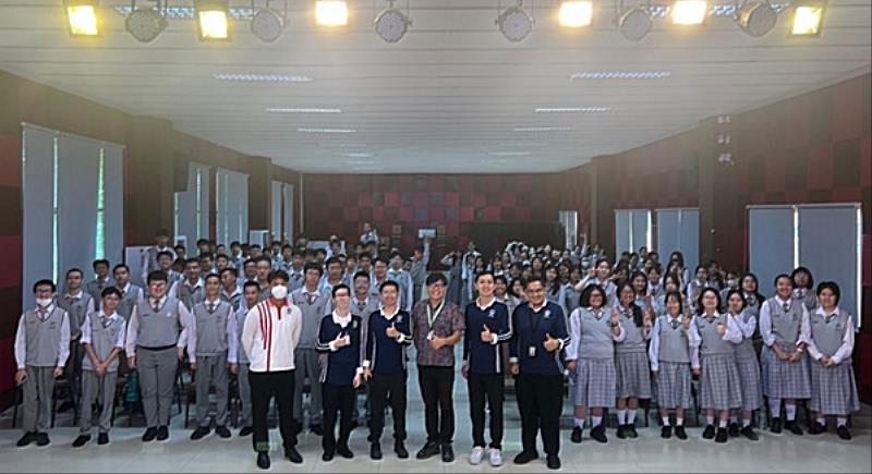 南臺科技大學幼兒保育系陳志盛主任與印尼高中生分享「如何在台灣讀大學?」主題講座。
