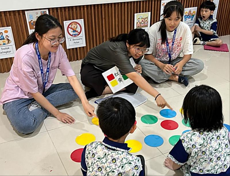 南臺科大幼兒保育系學生教導印尼幼兒華語情形。