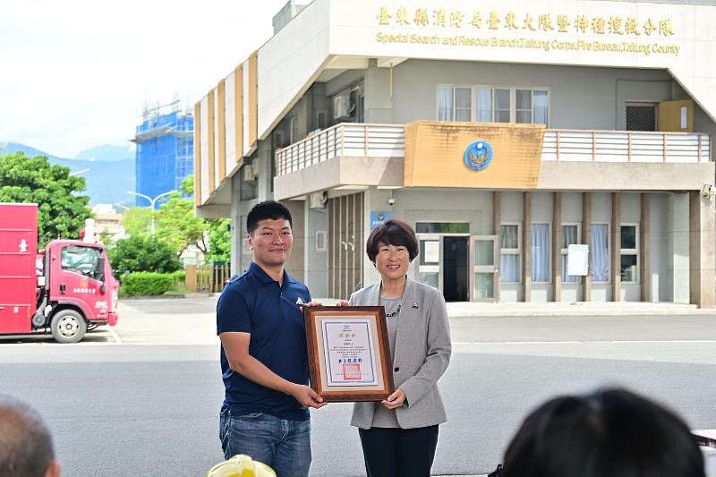 善心團體捐贈臺東1千7百萬元救災裝備 饒慶鈴頒感謝狀 期提升消防隊員值勤安全