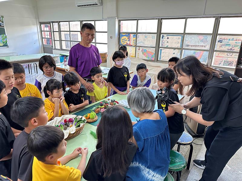 雲林縣久安國小以「針戳出綠意－羊毛氈針氈課程」引領孩子們透過五感體驗工藝，學習羊毛針氈技法，戳出自己專屬的羊毛氈療癒小物