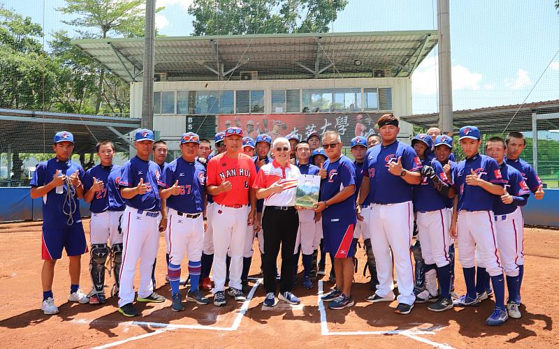 U15國家代表隊蒞南華大學進行移地訓練，高俊雄校長(前排左4)與球隊合影並致贈紀念品。