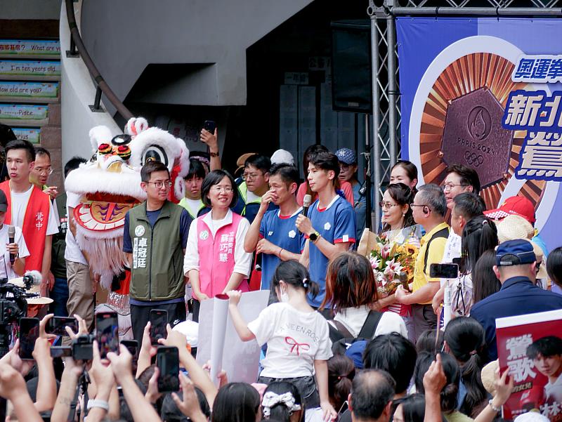 奧運金牌拳擊手林郁婷與教練曾自強在舞台上發表感言，感謝熱情鄉民的支持