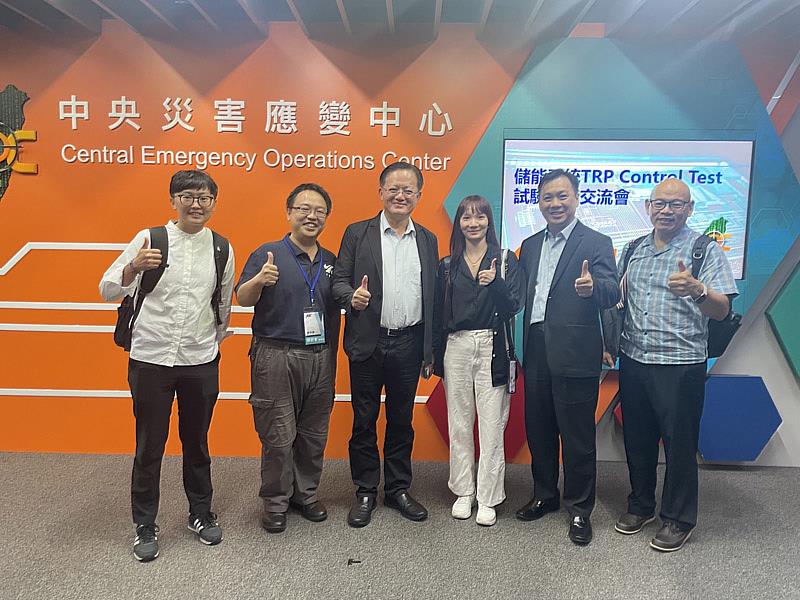 內政部消防署署長蕭煥章(左三)與大葉大學消防學程團隊合影