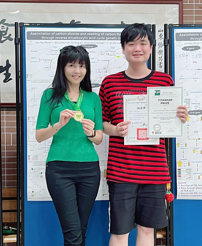 興大食生系蔣恩沛主任(左)與微生物基因體博士學位學程彭建豪博士生