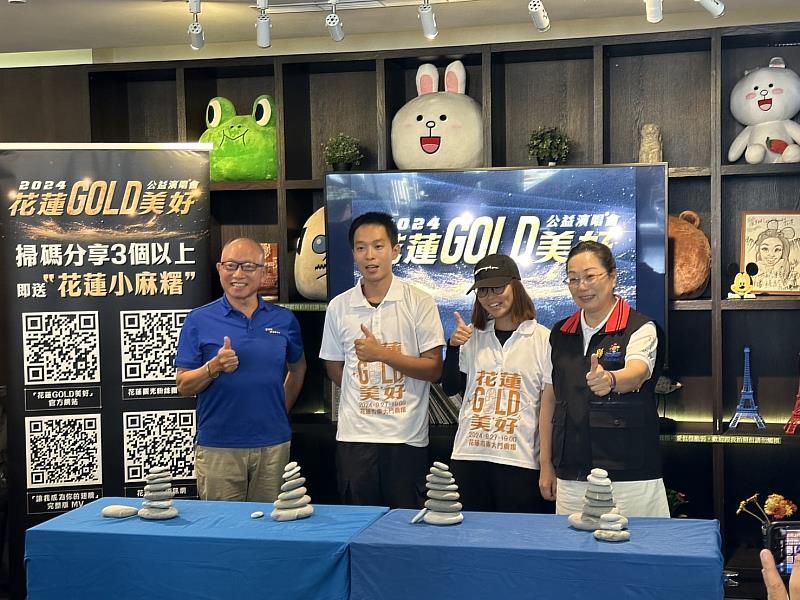 縣長徐榛蔚及董事長吳景明親手將戰袍交給兩位青年,期許他們順利完成宣傳任務。