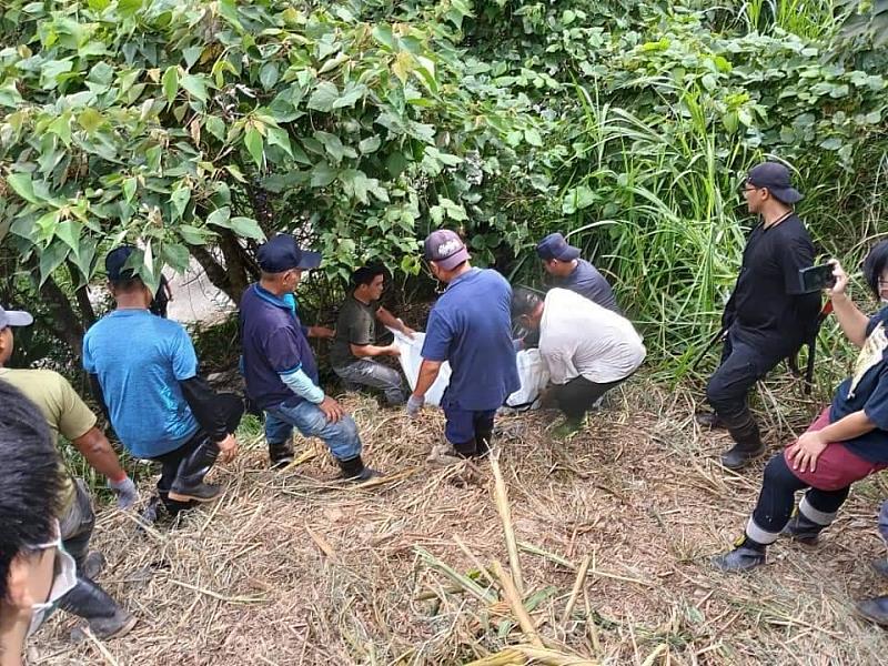 卑南鄉公所生態及環境調查維護隊員及達魯瑪克部落族人協助搬運黑熊遺體