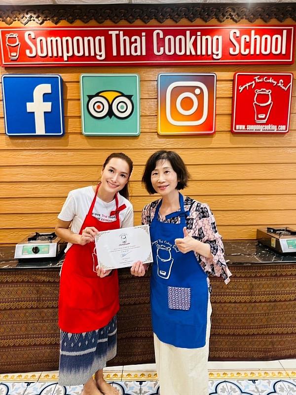 圖說：中信科大餐飲管理系主任林綉敏（右）與泰國Sompong Thai Cooking School教師互相交流合作事宜。（圖/中信科技大學提供）