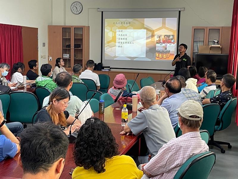 臺中分署林下養蜂課程邀請臺灣大學森林環境暨資源學系劉奇璋副教授講授蜜蜂特性