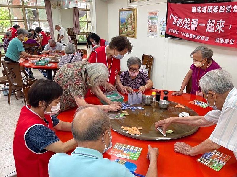 「神采抑疫」桌遊登場，金門長者體驗AR科技與防疫意識。