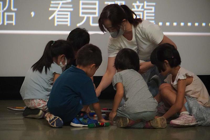 《燈泡男孩》映後座談會，小朋友繪製遮光片投射倒影