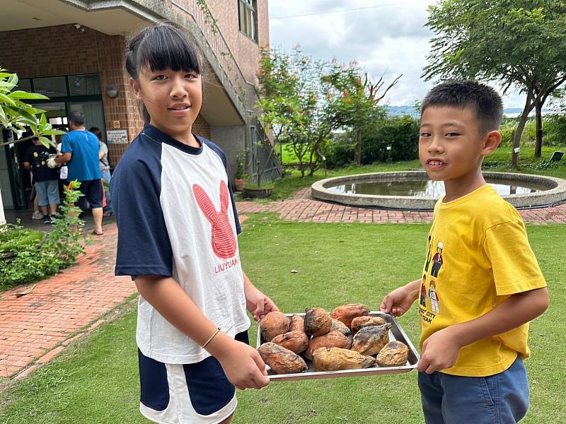 社區棒球隊孩子開心享用午餐。(圖 / 頂新和德文教基金會提供)