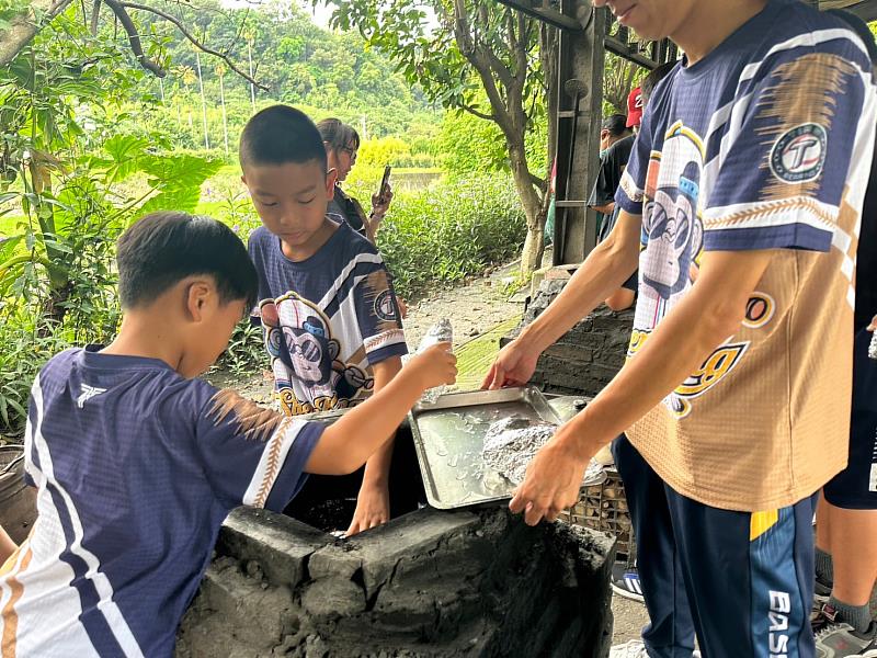 社區棒球隊的孩子們開窯準備享受午餐。(圖 / 頂新和德文教基金會提供)