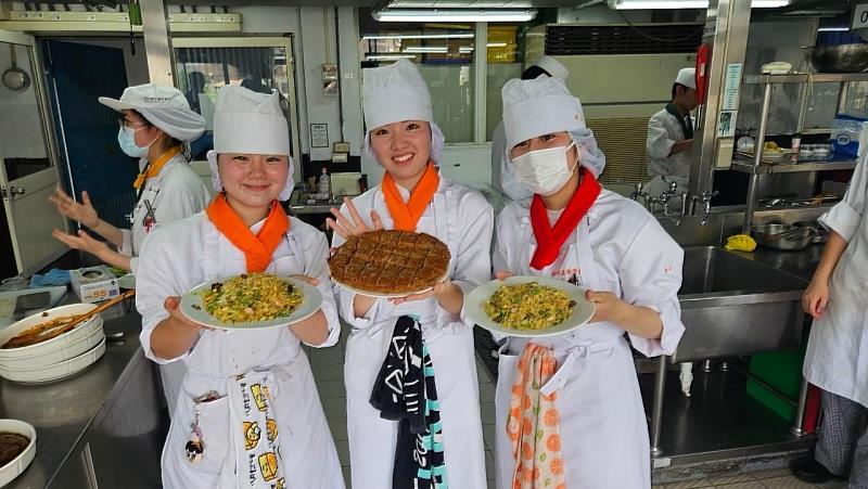 日相可高校學生展示體驗實作黑糖糕、揚州炒飯成果。開平餐飲學校/提供