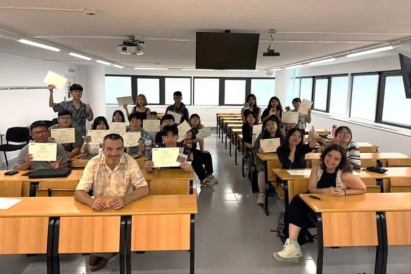 圖／建築系學生以「巴賽隆納歷史建築」等主題，藉由上台全英文報告，與同儕彼此交流。