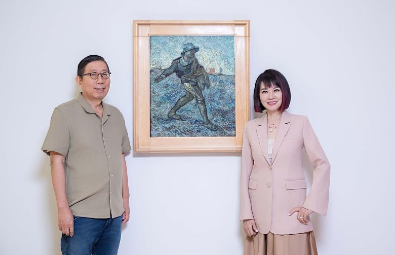 18日庫勒穆勒美術館館員與台灣主辦單位富邦美術館及聯合數位文創共同開箱進行畫作點檢，富邦美術館館長翁美慧及富邦金控董事長蔡明興出席現場。圖中作品為「梵谷，〈播種者〉，1890」。圖／富邦美術館、聯合數位文創 提供