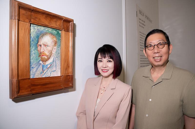 18日庫勒穆勒美術館館員與台灣主辦單位富邦美術館及聯合數位文創共同開箱進行畫作點檢，富邦美術館館長翁美慧及富邦金控董事長蔡明興出席現場。圖中作品為「梵谷，〈自畫像〉，1887」。圖／富邦美術館、聯合數位文創 提供