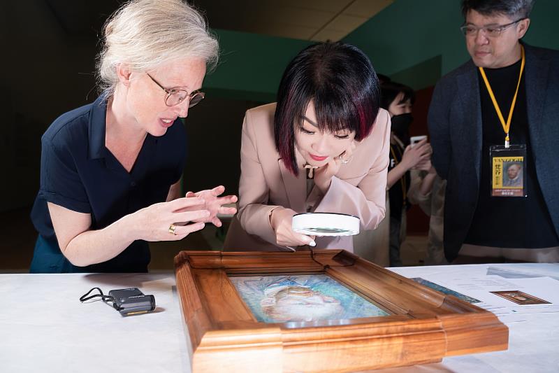 18日庫勒穆勒美術館館員與台灣主辦單位富邦美術館及聯合數位文創共同開箱進行畫作點檢。圖中作品為「梵谷，〈自畫像〉，1887」。圖／富邦美術館、聯合數位文創 提供