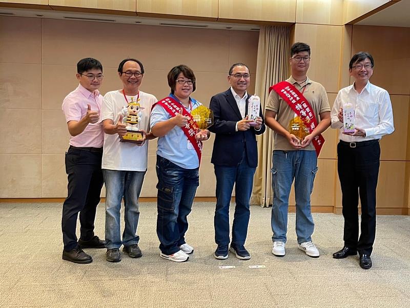 全國蜂蜜評鑑由新北市鼎勝養蜂場吳憶宜(左3)、牧蜂農莊簡武諺(右2)奪得特等獎，今（21）日市長侯友宜(左4)於市政會議頒獎