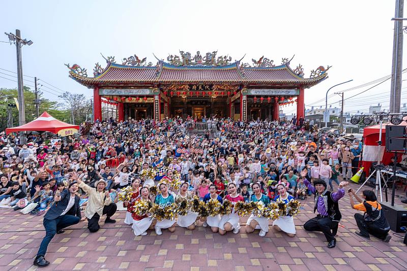 紙風車劇團「阿猴落地掃」屏縣走透透,讓鄉親共享藝文饗宴。