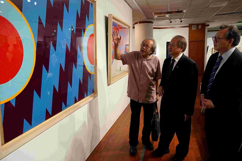 龔校長透過導覽,欣賞蕭勤作品。