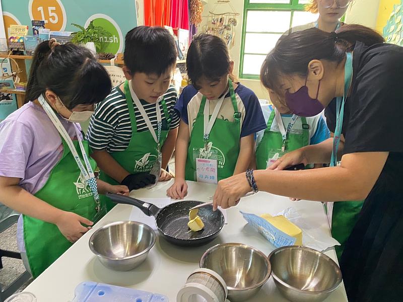 LUCEO Café founder, instructor Cheng Yi-Shan, shares how to use household resources to make desserts.