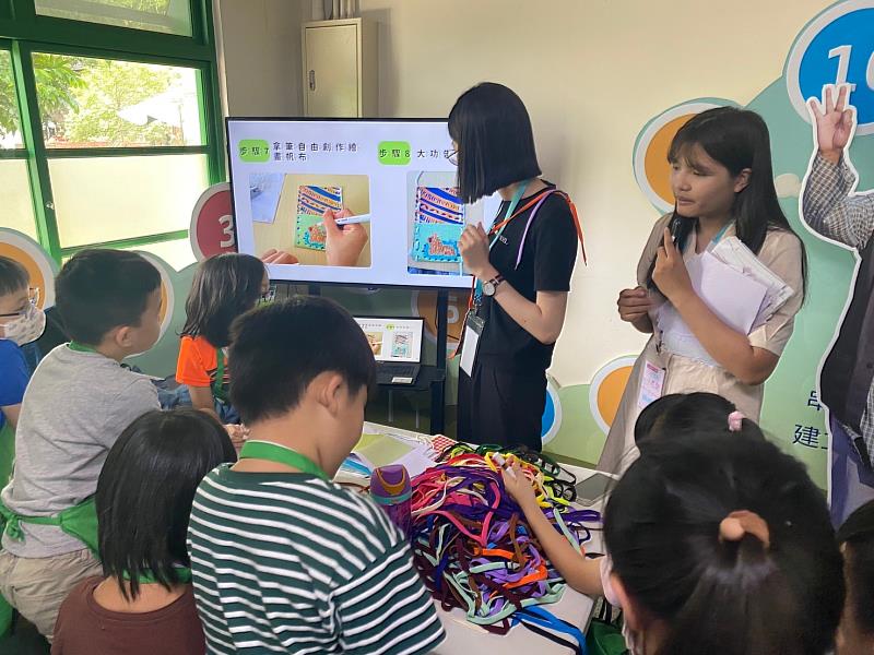 “再寵一次” from Feng Chia University – teach young students how to use creative techniques to transform discarded canvas into recycled bags.