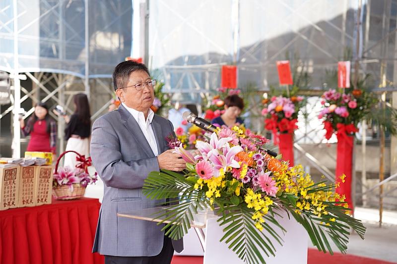 新竹縣長楊文科上任後積極推動AI智慧園區，圖為今年2月出席緯創資通公司上梁典禮