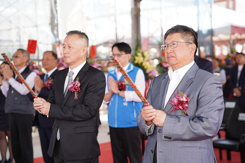 新竹縣長楊文科(右一)上任後積極推動AI智慧園區，圖為今年2月出席緯創資通公司上梁典禮