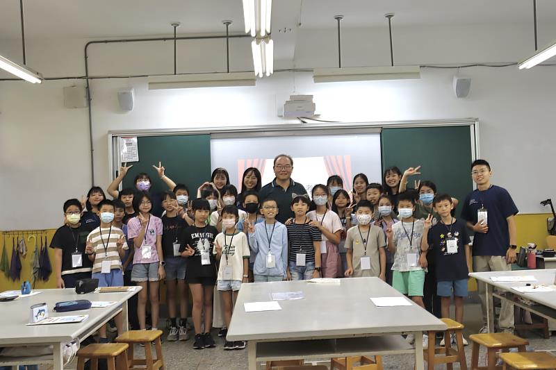 李明杰校長蒞臨開幕式為東華大學同學及網溪國小學生勉勵。