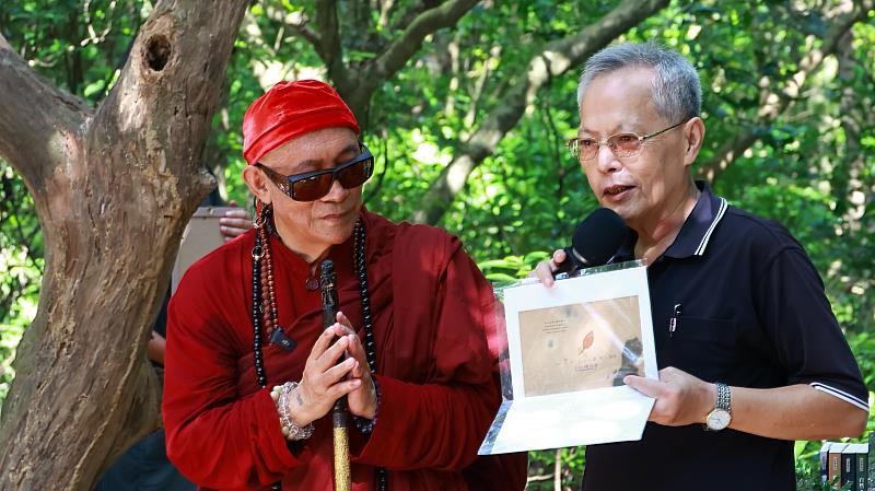 陳玉峯教授將40多年前採集到的玉山繡線菊葉片贈予心道法師，期望未來繼續共同關懷自然、讓生態永續。（靈鷲山佛教教團提供）