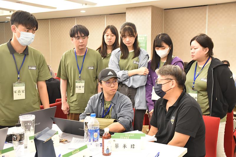 南華大學承辦2024嘉義縣青年領袖營,張國偉業師帶領學員探討公共議題政。