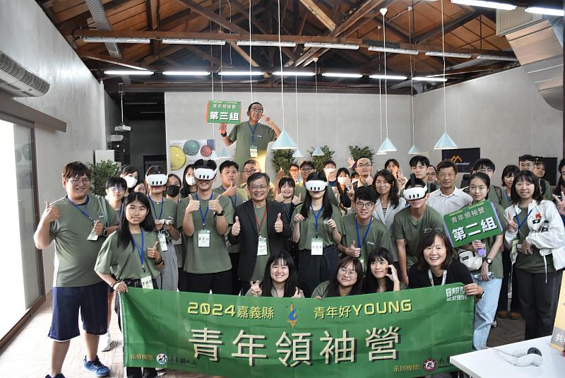 南華大學承辦2024嘉義縣青年領袖營,學員至嘉義文化科技創新基地參訪,體驗VR虛擬實境。