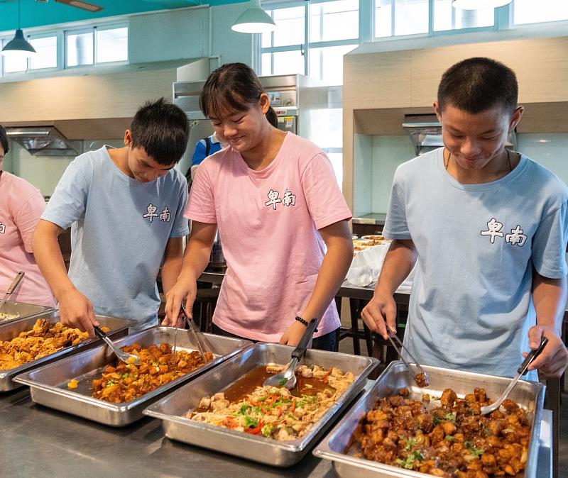 臺東113學年度營養午餐新增鬼頭刀料理！饒慶鈴為學童添營養 擴大內銷助漁民