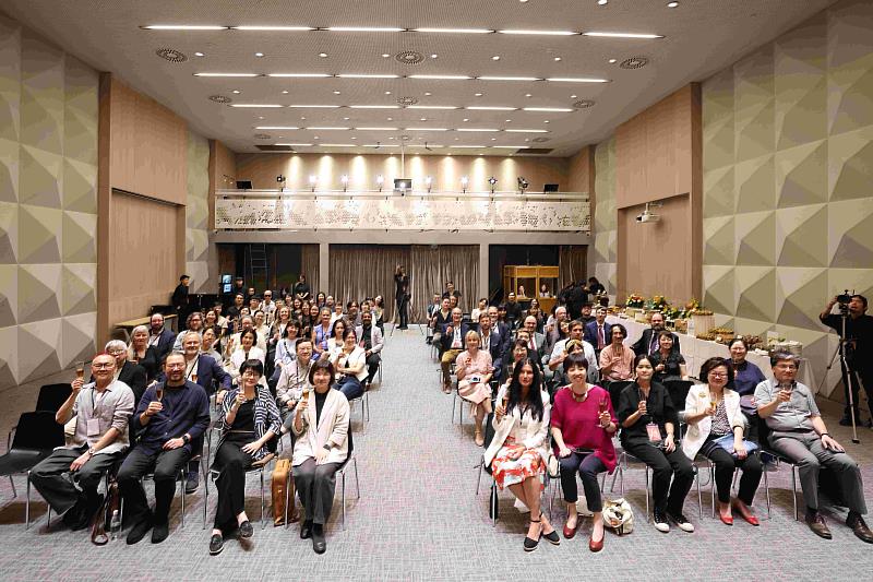 「OISTAT總部續留臺灣至2030年」協議書簽署儀式,衛武營國家藝術文化中心藝術總監簡文彬(前排左2)、文化部次長李靜慧(前排左4)、OISTAT總裁Aby Cohen(前排右5)及執行長魏琬容(前排右4)、白鷺鷥文教基金會榮譽董事長陳郁秀(前排右2)、台灣技術劇場協會理事長林璞(前排右1)及現場與會貴賓大合影。