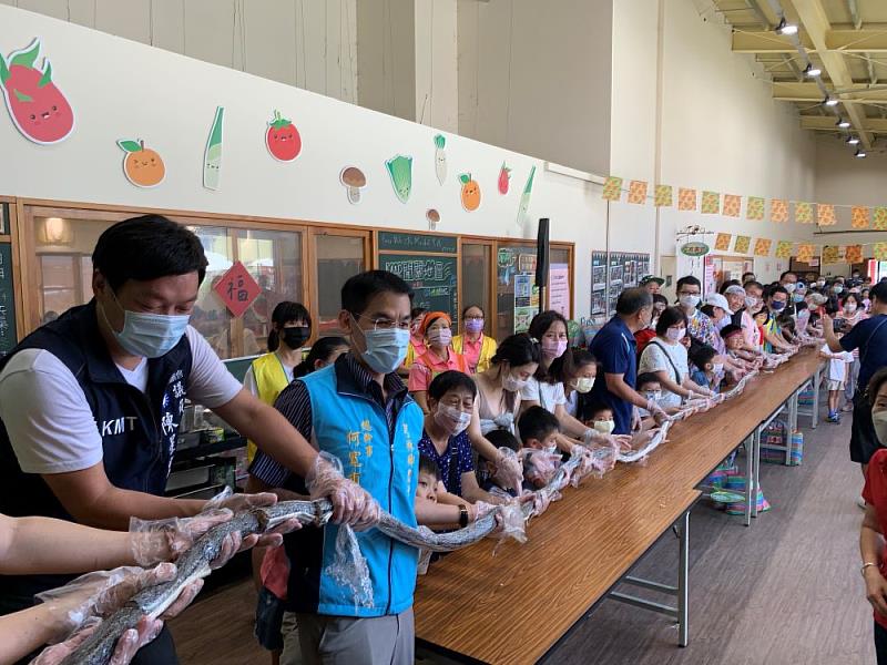 新竹縣政府輔導芎林鄉農會辦理「祖孫愛稻最高點，食農教育行更遠」活動，邀請民眾齊心合力包出一條芎林鄉最長的壽司。