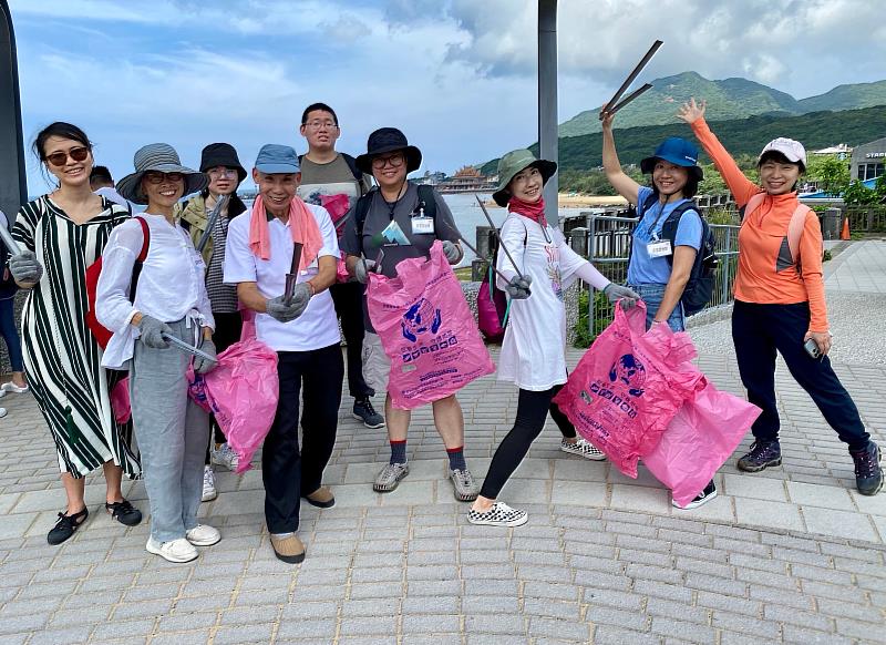 淨灘夥伴以行動力友善地球,珍愛海洋,守護福隆的美麗海岸。(靈鷲山佛教教團)