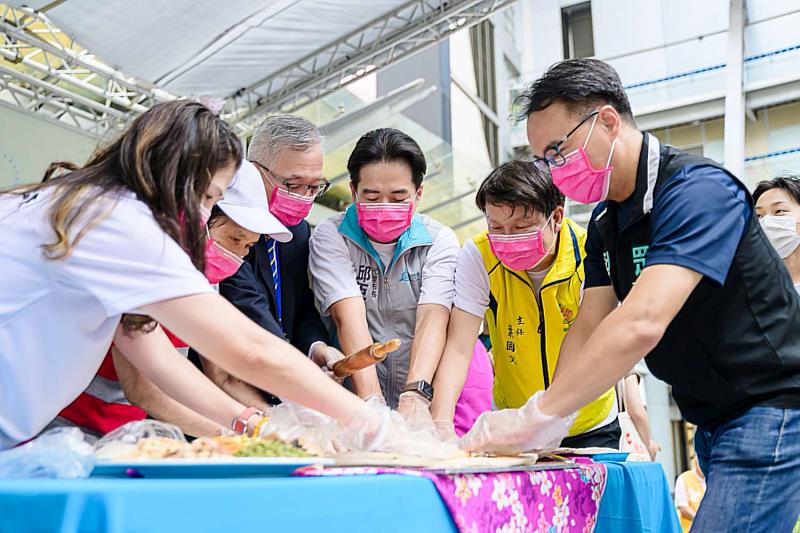 代理市長邱臣遠製作「祖孫水潤包」