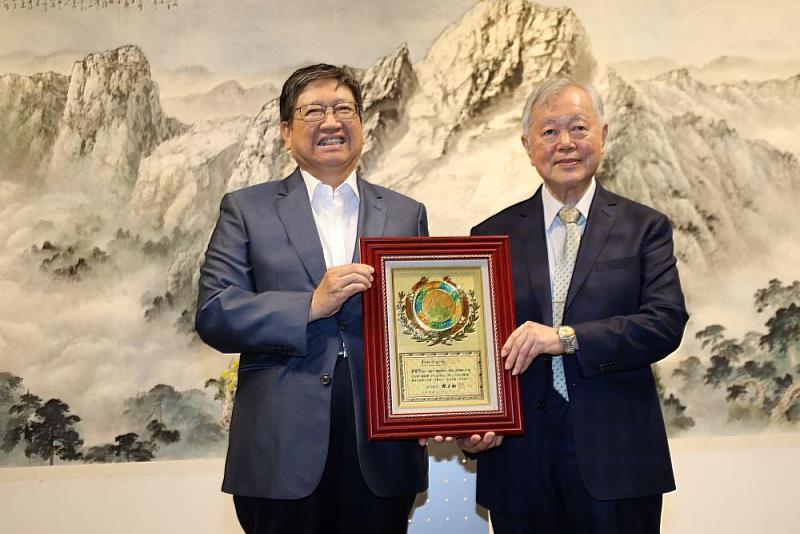 國寶級水墨畫大師蘇峯男教授(左)帶來精緻典雅的「鶴頂紅艷」水墨畫贈與文化局,新竹縣長楊文科回贈感謝狀。