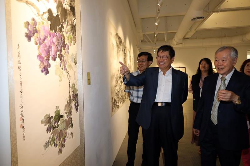 新竹縣長楊文科欣賞蘇峯男教授的作品,讚賞畫中葡萄栩栩如生讓人想摘下品嚐。