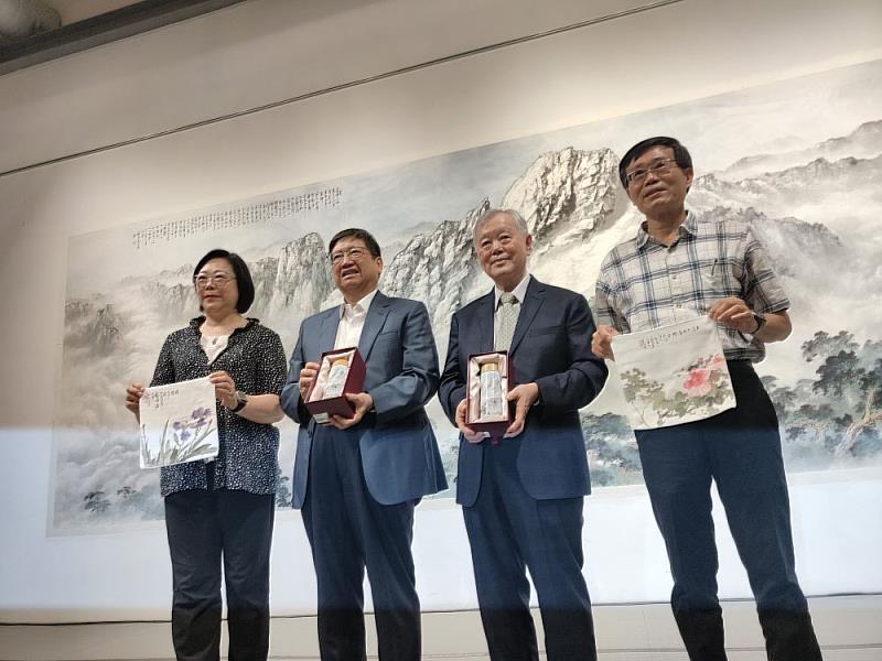 財團法人新竹縣文化基金會更把握機會與蘇峯男教授合作,開發3款典雅別緻的文創商品「皚皚玉峰-活瓷杯」、「嫣然多姿-典雅方巾」、「花香蜂忙-典雅方巾」,於展覽期間限量販售,讓喜愛水墨畫的民眾可將大師作品珍藏回家。