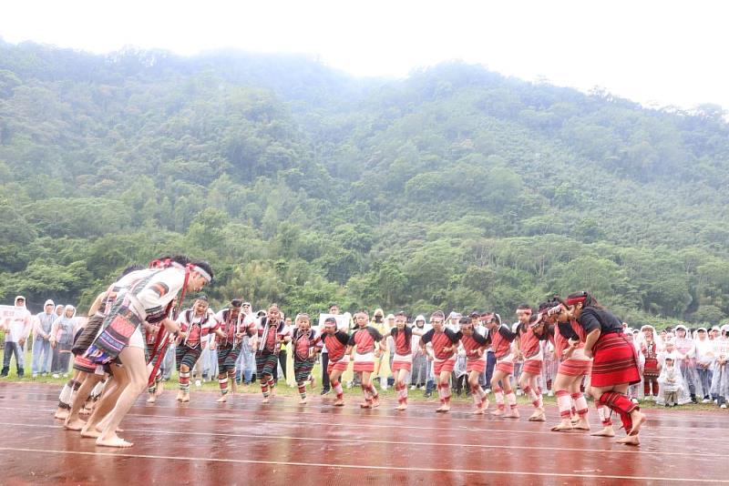 新竹縣第一屆原住民族運動會今(24)日下午4時在尖石鄉綜合運動場熱鬧展開。