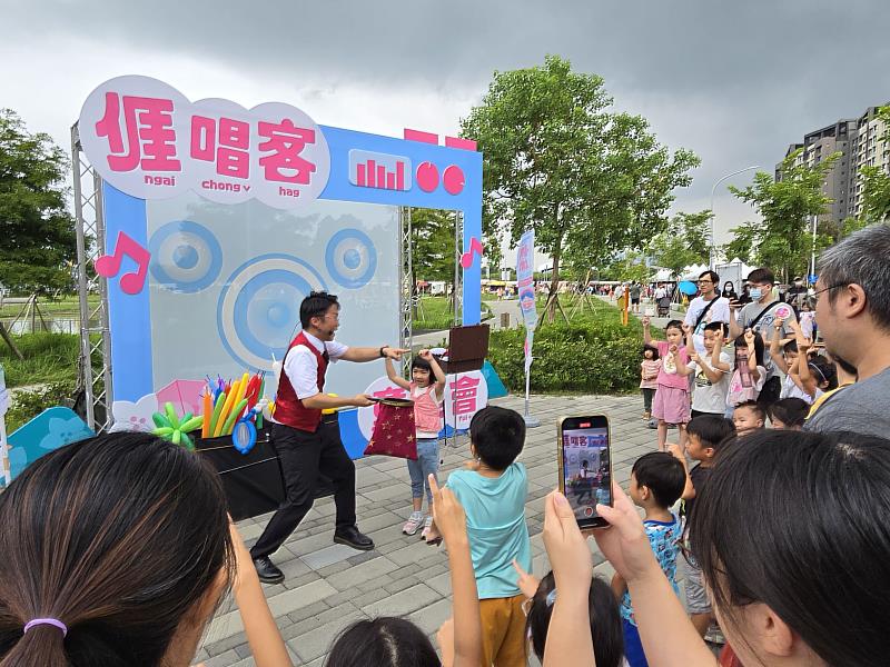 圖2 現場除了有客家親子市集和街頭藝人表演，另有贈送折氣球等創意活動