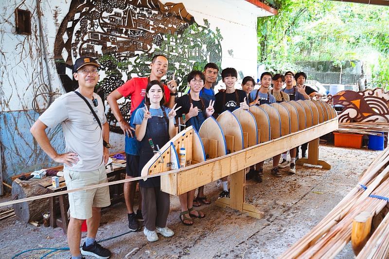 老師、學員與船體合影（後排左起為長濱船團陳冠宇團長、均一學校黃柏融老師、莊信鴻老師）